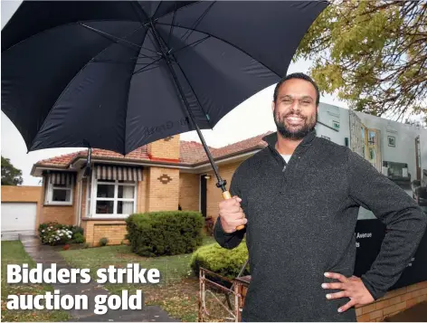  ?? Picture: PETER RISTEVSKI ?? NEW HOME: Successful bidder John Francia after the auction of 9 Langibanoo­l Ave, Hamlyn Heights.