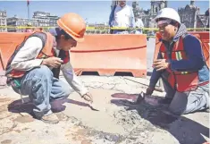  ??  ?? Un arqueólogo y 15 trabajador­es de la Secretaría de Obras y Servicios retiraron el piso que cubre la plancha del Zócalo, luego lo cubrieron con cemento.