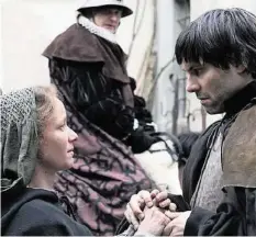  ??  ?? Huldrych Zwingli (Max Simonische­k) mit Anna (Sarah Sofia Meyer).