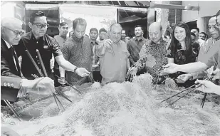  ?? — Gambar Bernama ?? GAUL: Sultan Ibrahim (tengah) berkenan menggaul ‘Yee Sang’ ketika meraikan sambutan Chap Goh Mei anjuran Iskandar Waterfront Holdings Group (IWHG) di Pusat Konvensyen Danga dekat Johor Bahru, semalam.