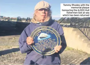  ??  ?? Tommy Rhodes with the memorial plaque honouring the 6,000 Hull fishermen lost at sea which has been returned