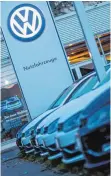  ?? FOTO: DPA ?? Neuwagen vor einem VW-Autohaus. Händler fordern nun Schadeners­atz vom Hersteller.