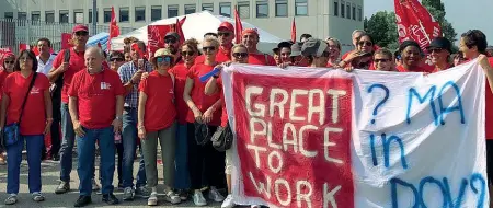  ??  ?? Protesta I lavoratori Lidl alla protesta che si è svolta nei magazzini di Massa Lombarda, con delegazion­i da Trento e Bolzano