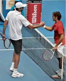  ?? Paul Crock - 20.jan.2012/AFP ?? Karlovic cumpriment­a Roger Federer após jogo em 2012