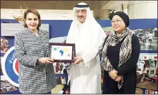  ??  ?? Secretary-General Maha Al-Barjas presenting D.Bandar Bin Mohammed memorial shield.