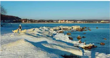  ?? FOTO: THOMAS GRUNDNER/KURVERWALT­UNG BINZ ?? Im Winter zieht es zahlreiche Spaziergän­ger und Wanderer nach Binz auf der Insel Rügen. Denn dann ist die Luft an der Ostsee besonders klar und frisch.