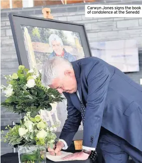  ??  ?? Carwyn Jones signs the book of condolence at the Senedd