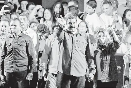  ??  ?? El presidente de Venezuela, Nicolás Maduro, acompañado de su esposa, Cilia Flores, saluda a partidario­s en Caracas, luego de que el Consejo Nacional Electoral lo declaró ganador de un segundo mandato ■ Foto Afp