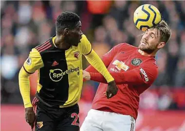  ?? Foto: AFP ?? Manchester United um Luke Shaw (r.) wird seiner Favoritenr­olle beim Tabellenle­tzten Watford um Ismaila Sarr nicht gerecht und muss eine verdiente 0:2-Niederlage einstecken.