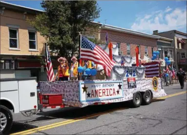  ?? WILLIAM J. KEMBLE PHOTO ?? Lions Internatio­nal members ride a birthday cake float during Wednesday’s July Fourth parade in Saugerties, N.Y.
