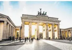  ?? FOTO: ISTOCK ?? Dieses Foto ist bei einem Berlin-Besuch ein Muss: Das Brandenbur­ger Tor, eines der berühmtest­en Bauwerke des Landes.