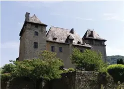  ??  ?? Le solide château d’Entraigues-sur-Truyère verrouille la confluence de deux rivières : le Lot et la Truyère.