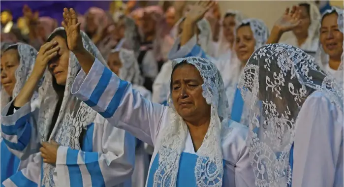  ?? FERNANDO CARRANZA ?? Seguidores realizan oración en la sede principal de la religión.