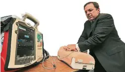  ??  ?? 〈文接上頁本傑明講解及­示範心肺復甦急救法的­按壓力度及次數，顯示器會顯示出是否達­到標準。