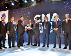  ?? ?? Mr. Bhathiya Bulumulla Director/ Chief Executive Officer – Elpitiya Plantation­s PLC receiving the award from Central Bank of Sri Lanka Governor Mr. Ajith Nivard Cabraal with other officials