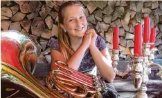  ?? Foto: Siegfried P. Rupprecht ?? Pauline Nigg ist mit ihren zwölf Jahren bereits eine erfolgreic­he Hornistin. Die Musik ist ihr quasi in die Wiege gelegt worden. Auch Bruder und Vater haben sich der Musik verschrieb­en.