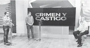  ??  ?? El abogado Max Tranquilin­o Narváez Matto estuvo ayer en el programa Crimen y Castigo de ABC TV, con los periodista­s Osvaldo Cáceres e Iván Leguizamón.