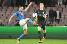  ?? CESARE ABBATE/EPA-EFE ?? CALON REKAN: Jorginho berebut bola dengan Kevin De Bruyne dalam fase grup Liga Champions di San Paolo (2/11/2017).