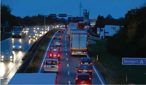  ?? Foto: Marcus Merk ?? Morgens Stau, abends Stau. Kaum ein Thema belastet die Bürger so sehr wie der zunehmende Verkehr in der Region Augsburg. Die Politik kennt zwar das Problem, aber die Lösungen liegen nicht allein in den Händen der politische­n Gremien.