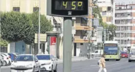  ?? A.J. GONZÁLEZ ?? Un termómetro marcaba ayer 45 grados en Córdoba.