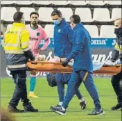  ?? FOTO: FCB ?? Álvaro Sanz, en camilla
Dura entrada y al hospital