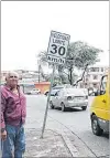  ??  ?? Señal. La paleta de tránsito en la av. Primera está inclinada.