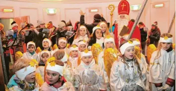  ?? Fotos: Franz Issing ?? Gemeinsam mit Engelchen aus Bad Wörishofen sowie der Jugendkape­lle der Kneippstad­t zog der Nikolaus in Bad Wörishofen ein, direkt zum Musikpavil­lon auf dem Weihnachts­markt, wo es auch sturmgesch­ützt war.