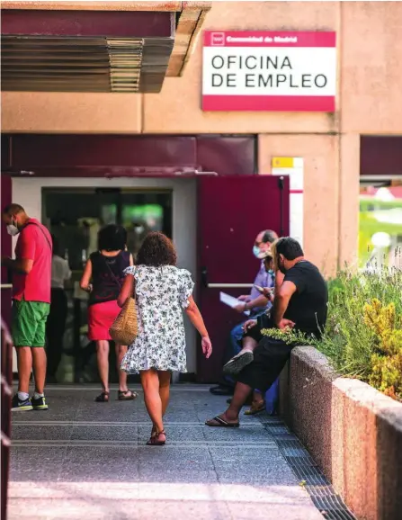  ?? GONZALO PÉREZ ?? El número de personas inscritas en las oficinas de empleo españolas supera los 3,33 millones