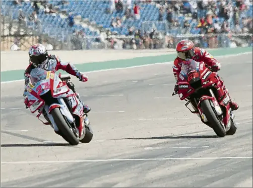  ?? EFE/AP/ TWITTER ?? Bastianini le ganó la partida a Bagnaia y se apoderó de la victoria en Aragón con tercer puesto para Aleix Espargaró; Fabio Quartararo, el líder del Mundial de MotoGP, muestra las secuelas de su caídaFOTOS: