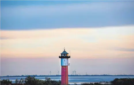  ?? FOTO: MARTIN SCHROEDER/IMAGO ?? Der Alte Leuchtturm von Wangerooge vor einem abendliche­n Himmel.