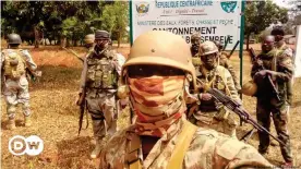  ??  ?? Солдаты правительс­твенной армии Центрально-Африканско­й Республики
