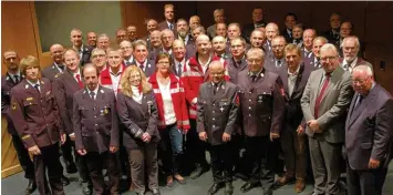  ?? Foto: Jürgen Bigelmayr/Landratsam­t Neu Ulm ?? Geehrte und Ehrende: Für 25 oder 40 Jahre aktiven Dienst bei der Feuerwehr beziehungs­weise beim Roten Kreuz wurden 40 ein heimische Einsatzkrä­fte im Landratsam­t Neu Ulm ausgezeich­net.