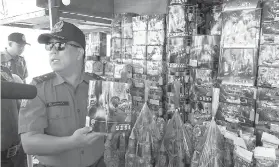  ?? KEVIN A. LAGUNDA ?? GISIRHAN: si P/CSupt. Jose Mario Espino nangu sa pagpasira sa mga stall sa namaligya og pabuto sa SRP nga giingong ilegal nga namaligya.