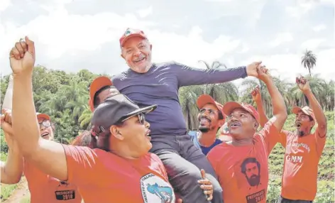  ??  ?? ► Lula durante una visita a un campamento del Movimiento Sin Tierra en Minas Gerais, en febrero.