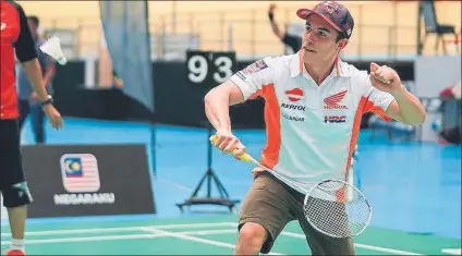  ??  ?? El catalán, en un acto promociona­l, se divirtió jugando a bádminton con Jorge Lorenzo en el Velódrom National Malaysia FOTO: TITTER BOX REPSOL