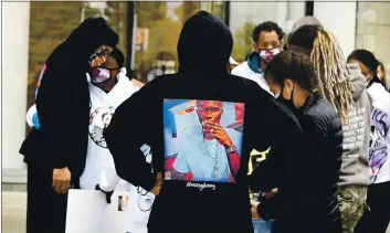  ?? PHOTOS BY CHRIS RILEY — TIMES-HERALD ?? A relative of Willie McCoy talks with the family of Ronell Foster during a call for justice protest outside of the District Attorney’s office in Fairfield.