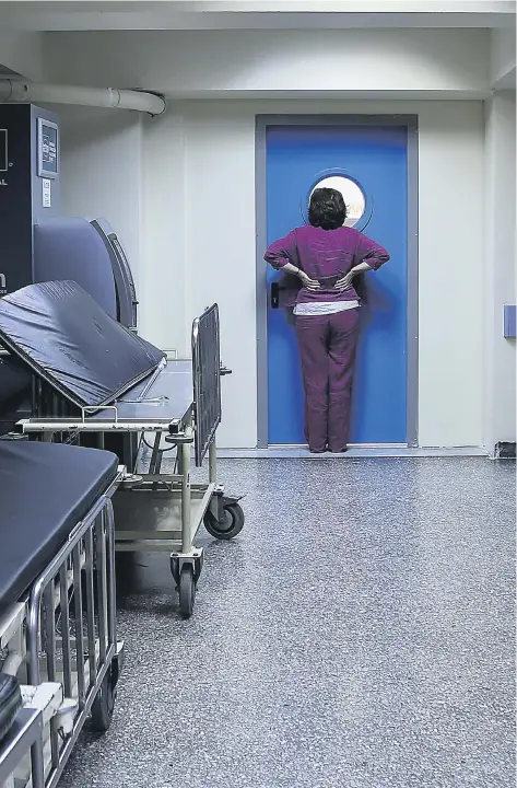  ??  ?? Εκατοντάδε­ς κάτοχοι τέτοιων πτυχίων κατάφεραν να διοριστούν, η συντριπτικ­ή πλειονότητ­ά τους σε διάφορα νοσοκομεία ανά την Ελλάδα