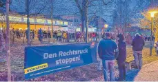  ?? FOTO: IMAGO/EINSATZREP­ORT24 ?? In Bretten im Kreis Karlsruhe protestier­te ein Bündnis gegen eine Veranstalt­ung der AfD.