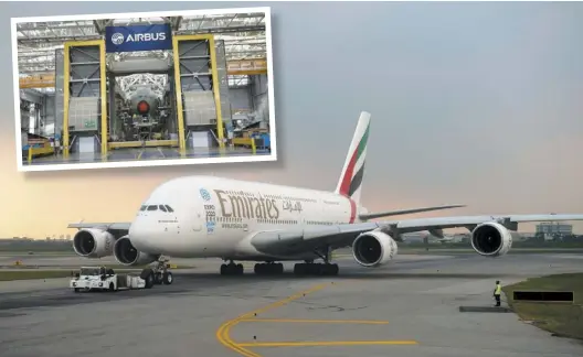  ?? PHOTOS AFP ?? La compagnie aérienne Emirates possède 115 appareils A380. Son président, Tim Clark, a récemment déclaré qu’avec la pandémie, l’A380 était « fini ». En mortaise, un A380 en cours d’assemblage dans l’usine Airbus de Blagnac, près de Toulouse.