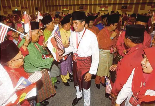  ?? [FOTO MUHD ASYRAF SAWAL/BH] ?? Khairy Jamaluddin beramah mesra dengan sebahagian perwakilan yang hadir pada Mesyuarat Perwakilan UMNO Bahagian Bandar Tun Razak di Kuala Lumpur, semalam.