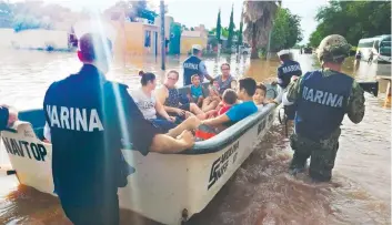  ??  ?? En Sinaloa y Sonora se activó el Plan Marina en su fase de auxilio a la población civil en casos y zonas de emergencia.