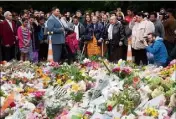  ?? (Photo AFP) ?? Les dépôts de fleurs, de bougies et de banderoles se sont multipliés depuis le drame.