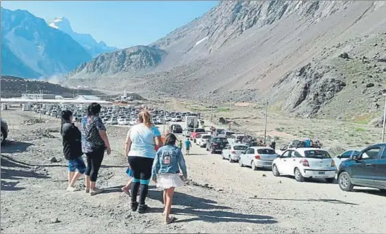  ?? ALEJANDRO CORTÉS PIFFAUT ?? Control estricto.Las colas en el desolado paisaje de la zona fronteriza pueden ser de diez kilómetros por las férreas revisiones en la aduana