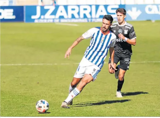  ??  ?? Quiles toca el balón en el encuentro entre el Recreativo y el Atlético Sanluqueño disputado en esta temporada.