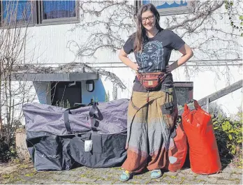  ?? FOTO: MARTINA KRUSKA ?? Abschied von zuhause: Die 21-jährige Deborah Dantele hat am 11. März ihr Elternhaus in der Ravensburg­er Weststadt verlassen, um ihre Traumreise mit dem Rad zu starten.