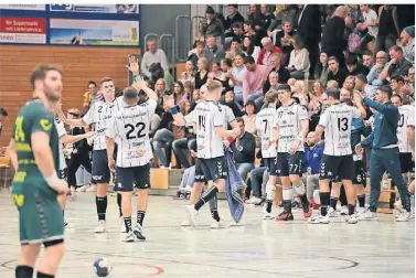  ?? FOTO: MICHAEL JÄGER ?? Die Handballer des TV Korschenbr­oich feiern in der Waldsporth­alle den Heimsieg über den HC Gelpe/Strombach.