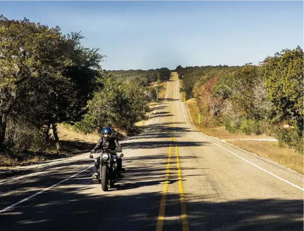  ?? ?? Ranch Road 336 er en af de tre veje, som tilsammen udgør den legendaris­ke motorcykel­rute The Twisted Sisters i det centrale Texas. Foto: Frank Sebastian Hansen