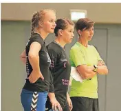 ?? FOTO: WOLFGANG TOPEL ?? Trainerin Miriam Heinecke hofft, dass ihre Sorgenkind­er Lena Schleupen (links) und Susann Close (Mitte) am Samstag fit sind.
