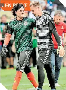  ??  ?? Guillermo Ochoa y Marc-André Ter Stegen se saludaron en el debut de ambas seleccione­s.