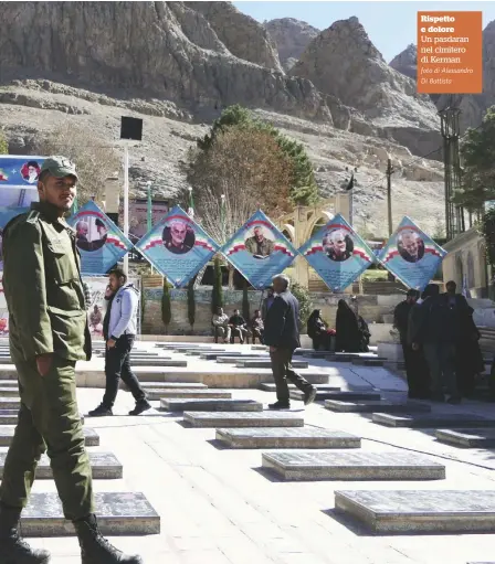  ?? Foto di Alessandro Di Battista ?? Rispetto e dolore
Un pasdaran nel cimitero di Kerman